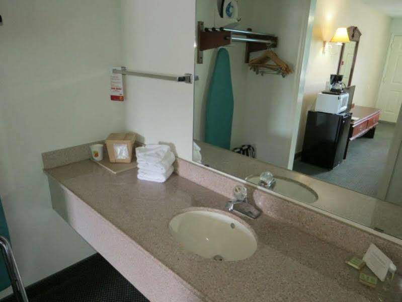 Hotel Super 8 By Wyndham Kingston Extérieur photo